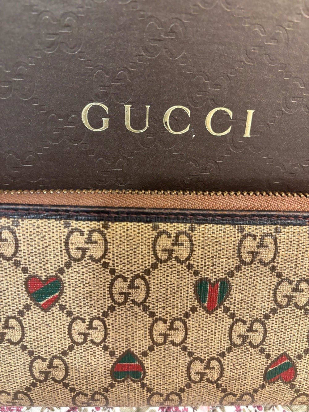 Gucci Beige GG Canvas Zip Wallet with Green and Red Heart Motifs. - Picture 3 of 14